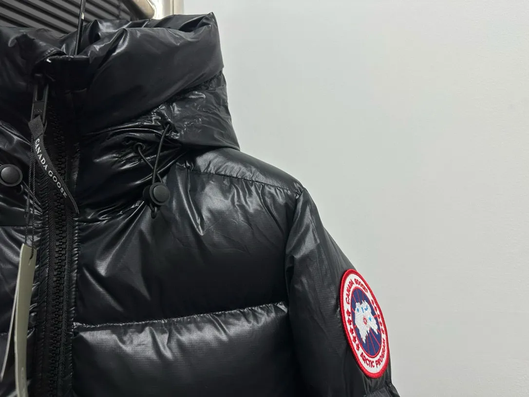 P780 [𝘾𝘼𝙉𝘼𝘿𝘼 𝙂𝙊𝙊𝙎𝙀] Canada Goose's limited new Crofton puff down jacket, top version, ceiling level Crofton soft loaf, 2024 latest style, cold protection effect up to level 4, using recycled Feather-Light tear-resistant fabric, ultra-light, no weight on the upper body at all! The unique black label highlights your temperament‼ ️ Canada Goose, a Canadian brand, has always been recognized as the warmest down jacket. Various Instagram celebrities, Internet celebrities, and celebrities often wear it for street photos. I make Canada Goose every year, but I still can't get rid of my love for it. No matter how cold the days are, there is no need to be afraid, because there is! Filled with 90% white duck down, it is the legendary warmest down jacket and is known as a must-have for Arctic outdoor sports! The most popular down jacket in the world, celebrities are rushing to buy it, it is a must-have!  Size: S~XXL